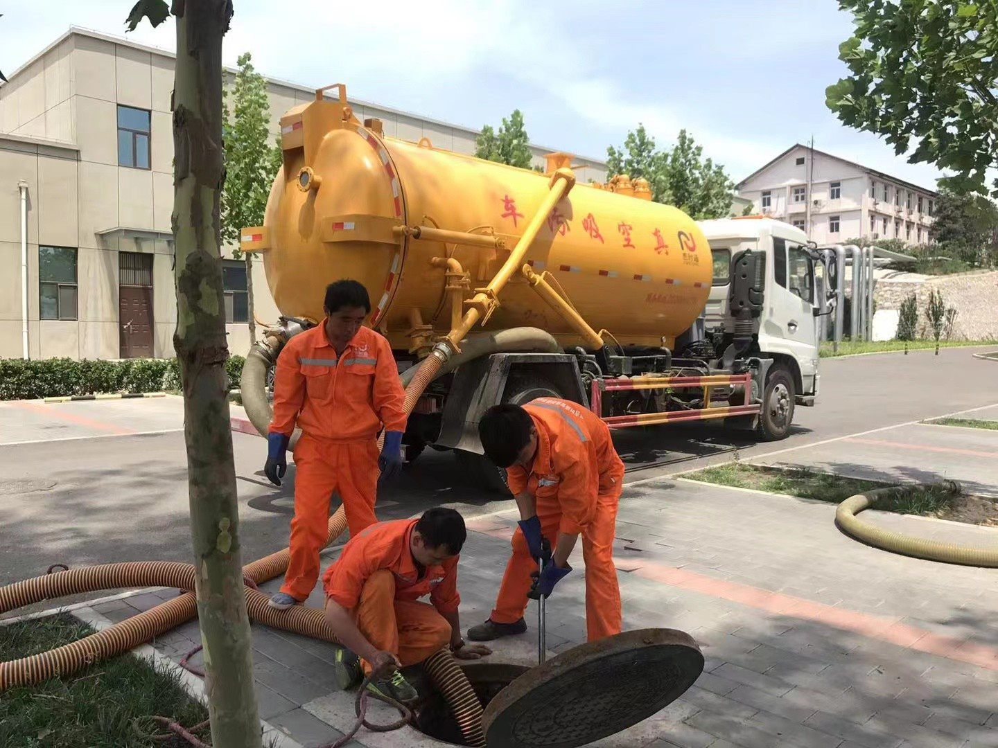 台儿庄管道疏通车停在窨井附近